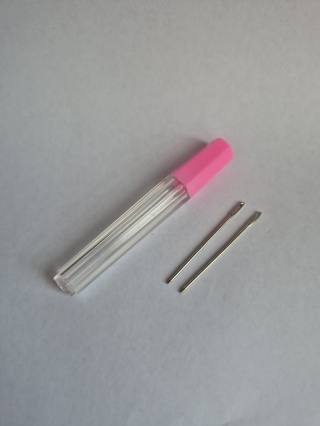 POJEMNIK NA IGŁY, różowy, plastikowy + 2 igły